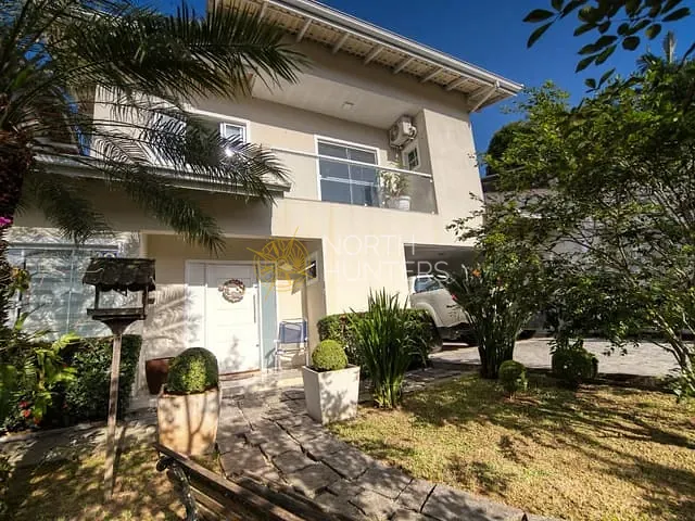 Casa com 220m², à venda, no bairro América em Joinville