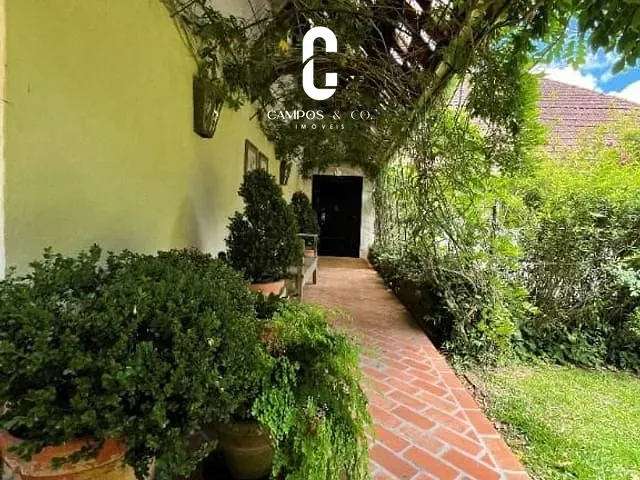 Casa com 10000m² 5 quartos e 6 banheiros, à venda, no bairro Bairro do Fojo em Campos Do Jordão