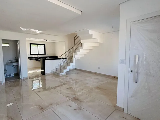 Casa 3 quartos e 3 banheiros, à venda, no bairro Cabral em Contagem