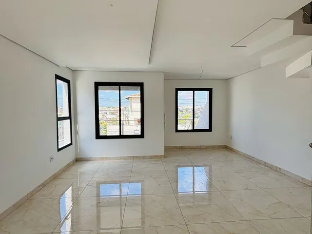 Casa 3 quartos e 3 banheiros, à venda, no bairro Cabral em Contagem