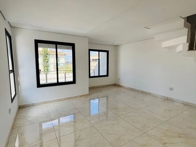 Casa 3 quartos e 3 banheiros, à venda, no bairro Cabral em Contagem