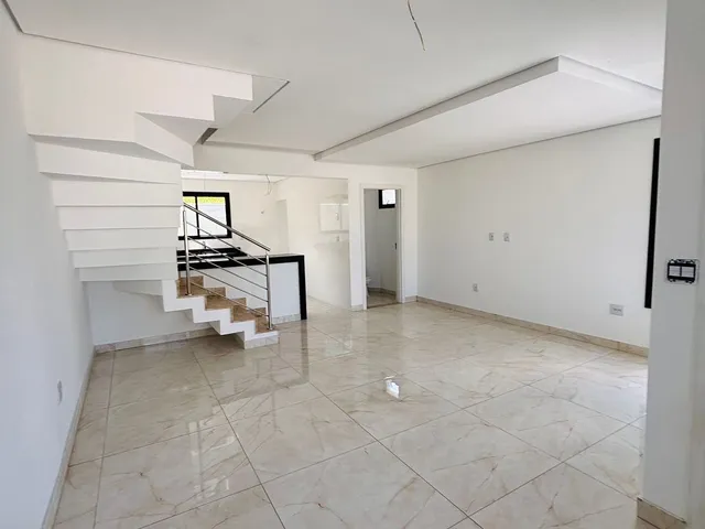 Casa 3 quartos e 3 banheiros, à venda, no bairro Cabral em Contagem
