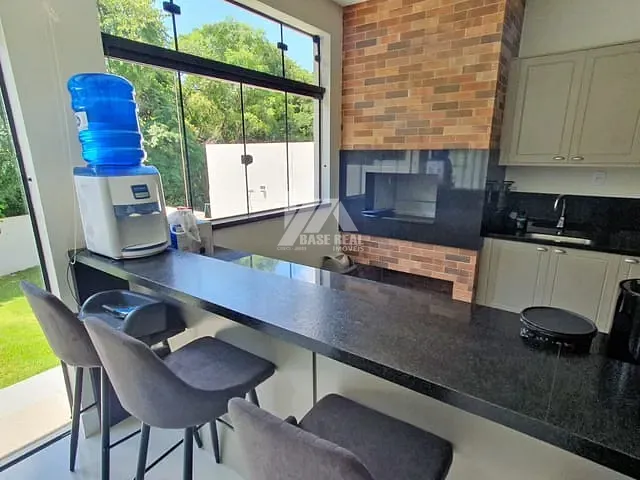 Casa com 250m² 3 quartos e 4 banheiros, à venda, no bairro Colônia Dona Luíza em Ponta Grossa