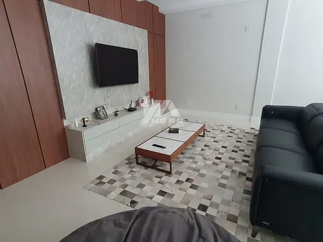 Casa com 250m² 3 quartos e 4 banheiros, à venda, no bairro Colônia Dona Luíza em Ponta Grossa