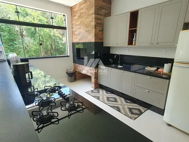 Casa com 250m² 3 quartos e 4 banheiros, à venda, no bairro Colônia Dona Luíza em Ponta Grossa