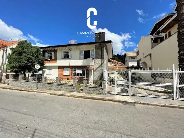 Casa com 500m² 8 quartos e 3 banheiros, à venda, no bairro Vila Abernéssia em Campos Do Jordão