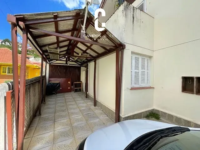 Casa com 500m² 8 quartos e 3 banheiros, à venda, no bairro Vila Abernéssia em Campos Do Jordão