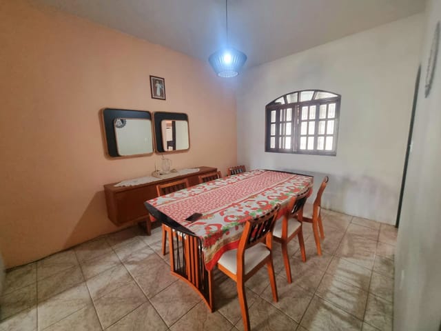 Casa com 300m² 5 quartos e 2 banheiros, à venda, no bairro Vila Santa Rita em Guaratinguetá