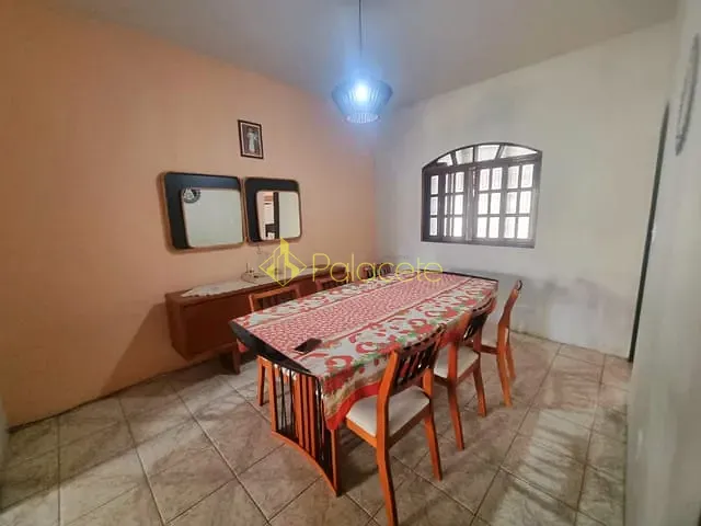 Casa com 300m² 5 quartos e 2 banheiros, à venda, no bairro Vila Santa Rita em Guaratinguetá