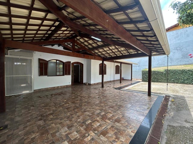 Casa com 660m² 4 quartos e 3 banheiros, à venda, no bairro Fonte Grande em Contagem