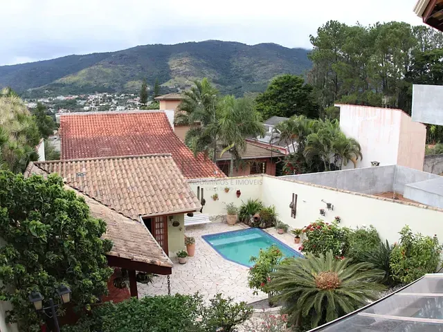 Casa com 480m² 3 quartos e 5 banheiros, à venda, no bairro Vila Petrópolis em Atibaia