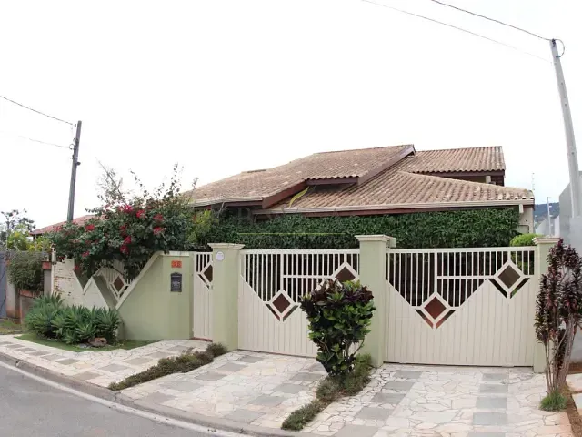 Casa com 480m² 3 quartos e 5 banheiros, à venda, no bairro Vila Petrópolis em Atibaia