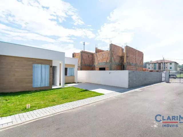 Casa 3 quartos e 4 banheiros, à venda, no bairro Itaqui em Campo Largo