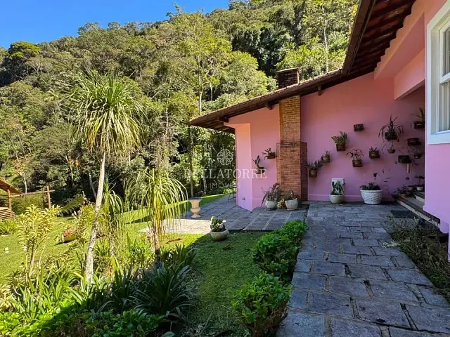 Casa 7 quartos e 6 banheiros, à venda, no bairro Carlos Guinle em Teresópolis
