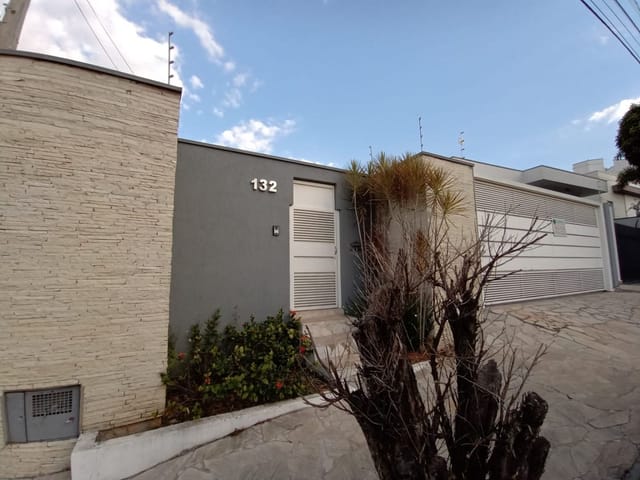 Casa com 250m², para alugar, no bairro Jardim Leonor em São João da Boa Vista