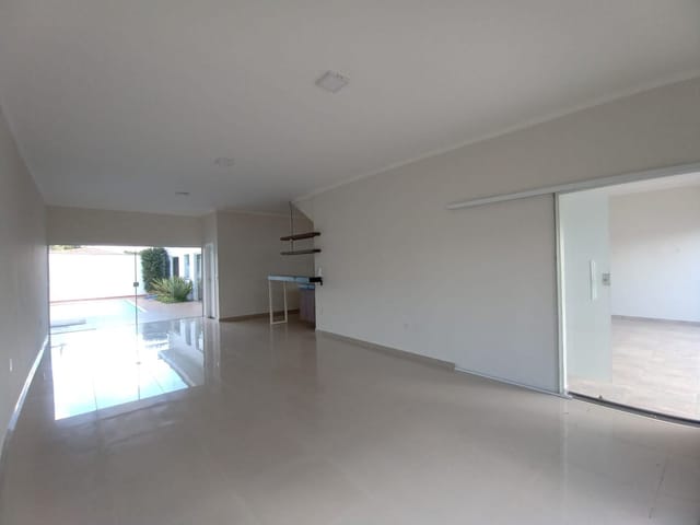 Casa com 250m², para alugar, no bairro Jardim Leonor em São João da Boa Vista