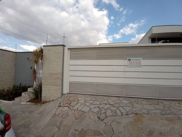 Casa com 250m², para alugar, no bairro Jardim Leonor em São João da Boa Vista