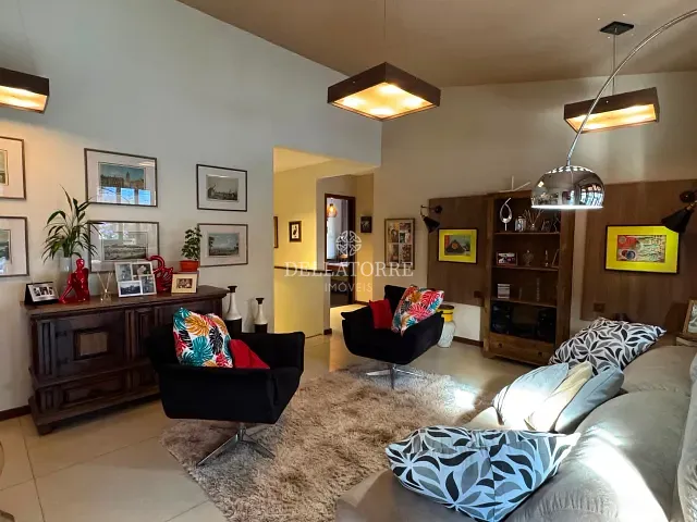 Casa 4 quartos e 3 banheiros, à venda, no bairro Golfe em Teresópolis