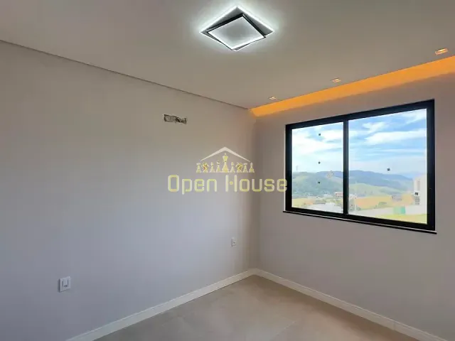 Casa 4 quartos e 2 banheiros, à venda, no bairro Casa de Pedra em Volta Redonda