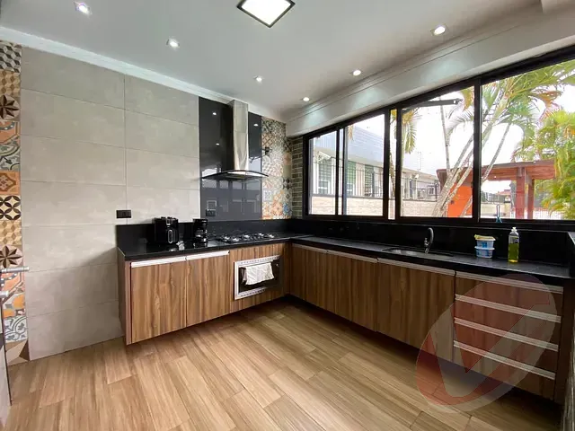 Casa com 728m² 5 quartos e 1 banheiro, à venda, no bairro Flórida em Praia Grande