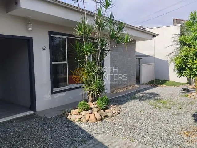 Casa com 103m² 3 quartos e 2 banheiros, à venda ou para alugar, no bairro Floresta em Joinville