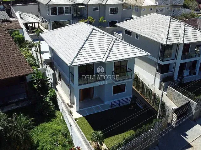 Casa com 327m² 4 quartos e 5 banheiros, à venda, no bairro Carlos Guinle em Teresópolis