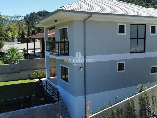 Casa com 327m² 4 quartos e 5 banheiros, à venda, no bairro Carlos Guinle em Teresópolis