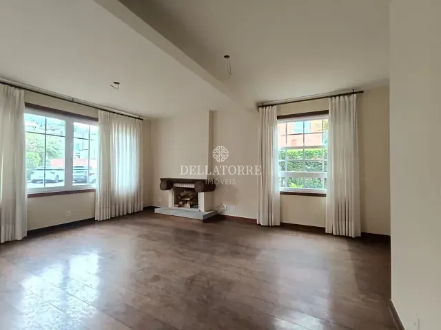 Casa com 250m² 3 quartos e 5 banheiros, à venda, no bairro Iucas em Teresópolis