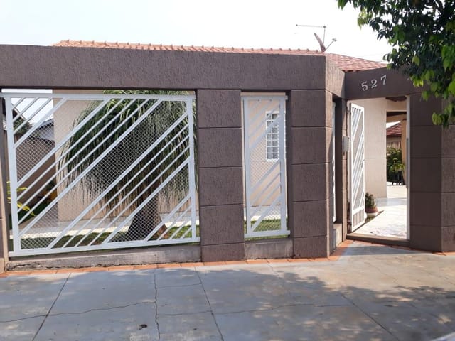 Casa com 495m² 2 quartos e 2 banheiros, à venda, no bairro Centro em Cambé