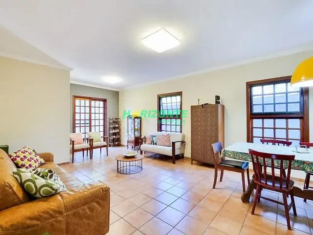 Casa com 300m² 3 quartos e 3 banheiros, à venda, no bairro Urbanova em São José dos Campos