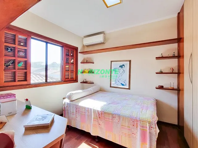 Casa com 300m² 3 quartos e 3 banheiros, à venda, no bairro Urbanova I em São José dos Campos