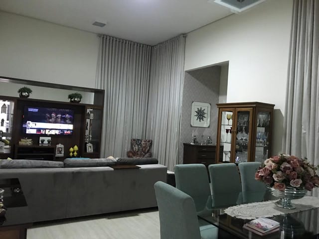 Casa com 311m² 3 quartos e 2 banheiros, à venda, no bairro Centro em Cambé