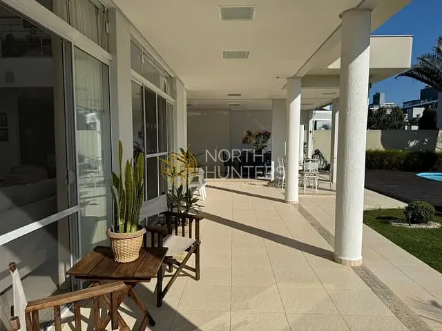Casa com 658m² 5 quartos e 6 banheiros, à venda ou para alugar, no bairro Jurerê Internacional em Florianópolis