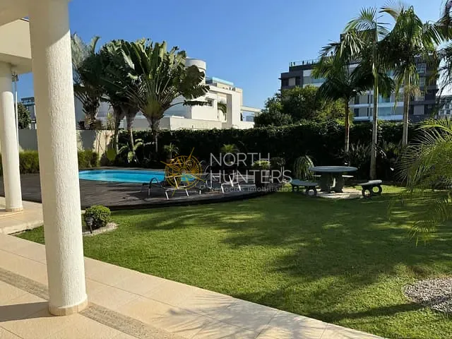 Casa com 658m² 5 quartos e 6 banheiros, à venda ou para alugar, no bairro Jurerê Internacional em Florianópolis