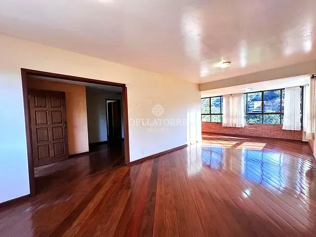 Casa 5 quartos e 4 banheiros, à venda, no bairro Pimenteiras em Teresópolis