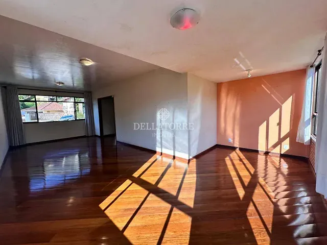 Casa 5 quartos e 4 banheiros, à venda, no bairro Pimenteiras em Teresópolis