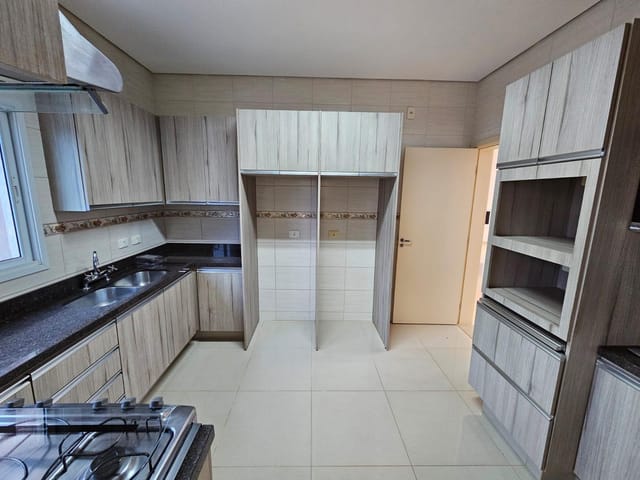Casa com 600m² 3 quartos e 6 banheiros, à venda, no bairro Sun Lake Residence em Londrina