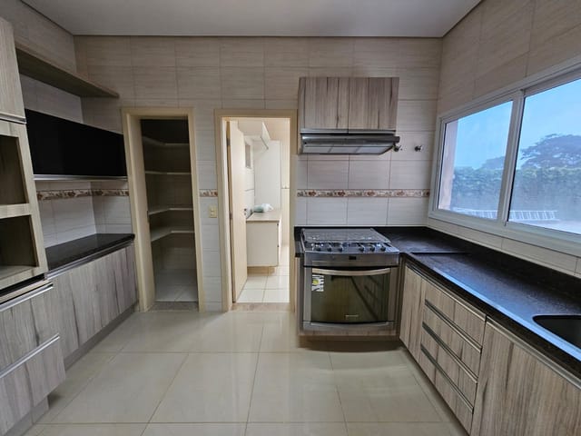 Casa com 600m² 3 quartos e 6 banheiros, à venda, no bairro Sun Lake Residence em Londrina