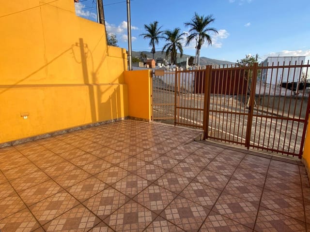 Casa com 132m² 3 quartos e 2 banheiros, para alugar, no bairro Centro em Extrema