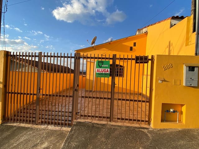 Casa com 132m² 3 quartos e 2 banheiros, para alugar, no bairro Centro em Extrema
