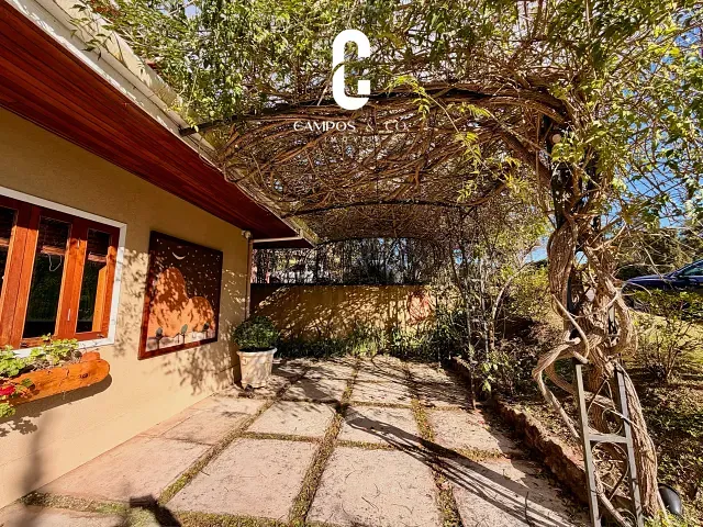 Casa com 1200m² 3 quartos e 4 banheiros, à venda ou para alugar, no bairro Iporanga em Campos Do Jordão