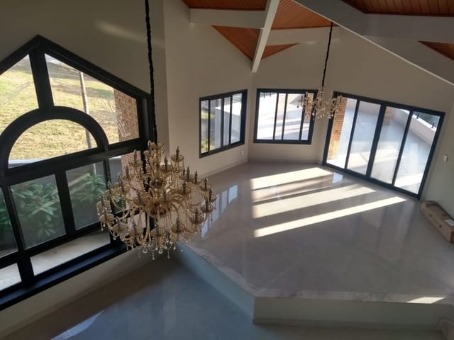 Casa com 1000m² 7 quartos e 8 banheiros, à venda, no bairro Jardim das Colinas em São José dos Campos