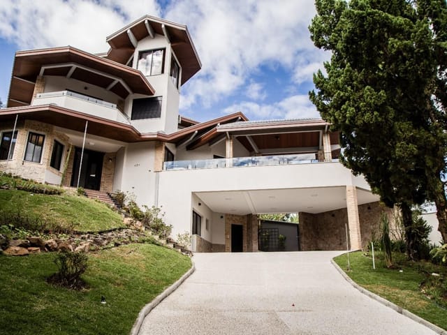 Casa com 1000m² 7 quartos e 8 banheiros, à venda, no bairro Jardim das Colinas em São José dos Campos