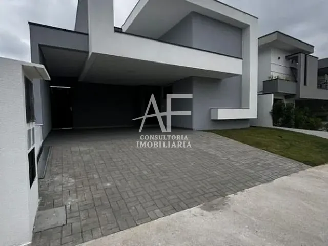 Casa com 300m², à venda, no bairro Piracangaguá em Taubaté