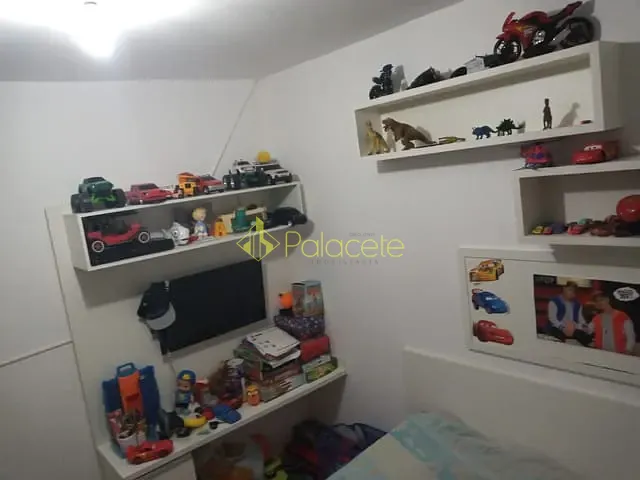 Casa com 300m² 4 quartos e 2 banheiros, à venda, no bairro Parque São Domingos em Pindamonhangaba
