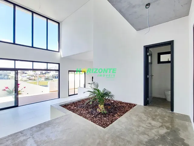 Casa com 451m² 4 quartos e 2 banheiros, à venda, no bairro Urbanova em São José dos Campos