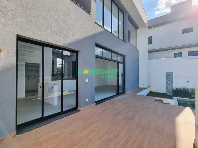 Casa com 451m² 4 quartos e 2 banheiros, à venda, no bairro Urbanova em São José dos Campos