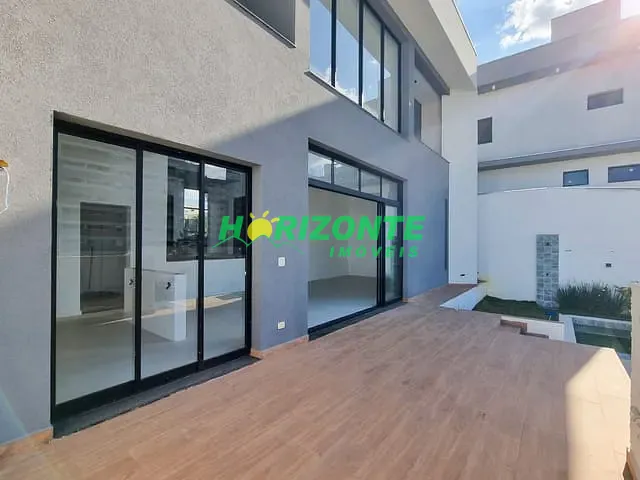 Casa com 451m² 4 quartos e 2 banheiros, à venda, no bairro Urbanova em São José dos Campos
