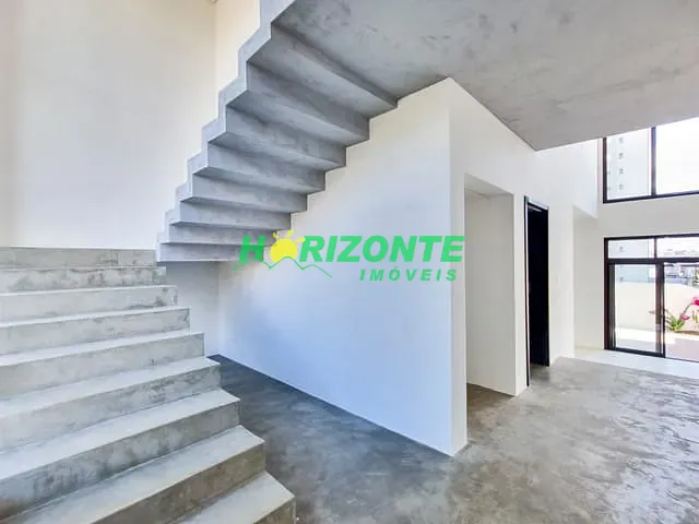 Casa com 451m² 4 quartos e 2 banheiros, à venda, no bairro Urbanova em São José dos Campos