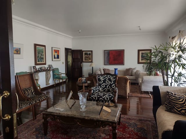 Casa com 2000m² 4 quartos e 5 banheiros, à venda, no bairro Bela Suiça em Londrina